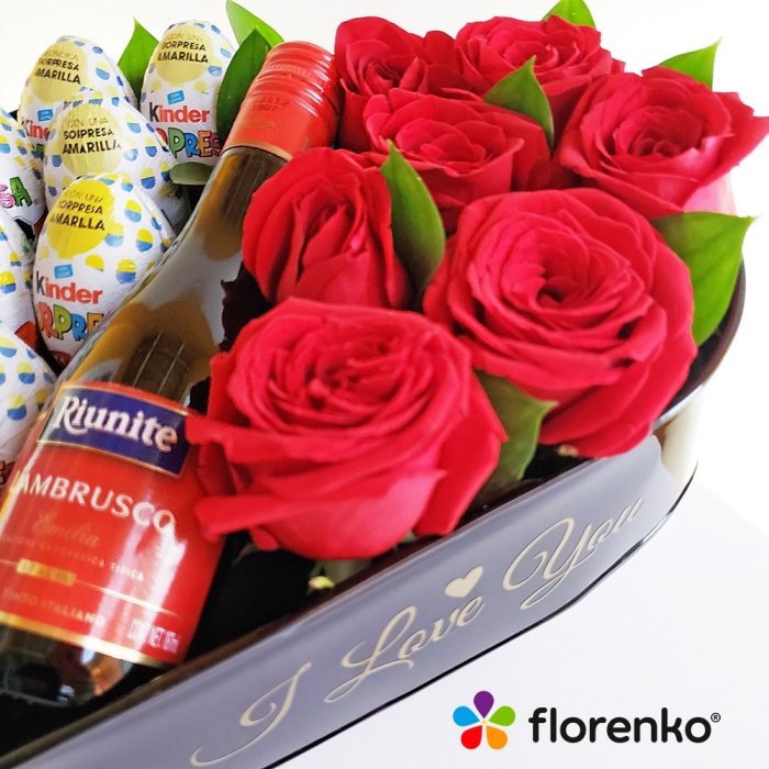 Corazón de rosas con chocolate y botella