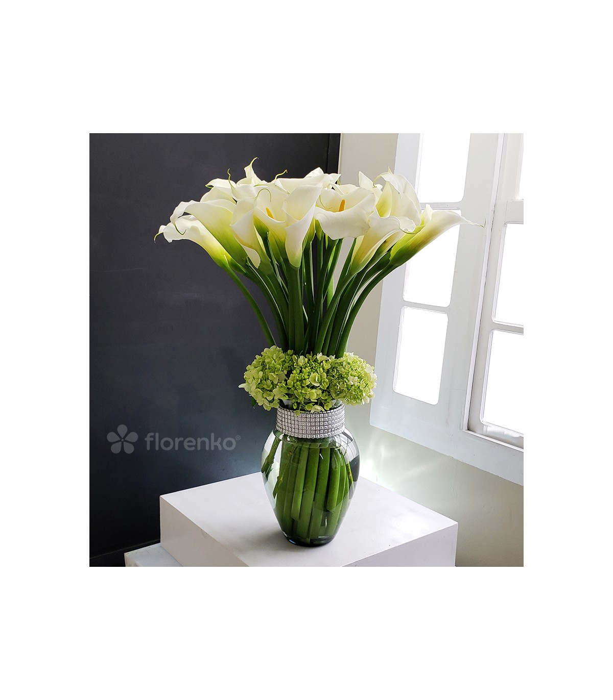 Elegantes calas lilis blancas y hortensias blancas