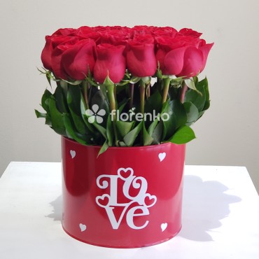 Estuche Love con 25 rosas premium.
