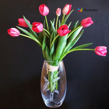 Finos tulipanes rojos en florero de vidrio