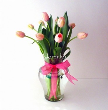 Tulipanes en florero de vidrio