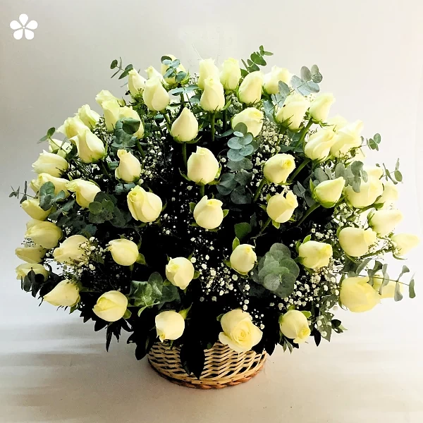 Paz serena - esfera de 75 rosas blancas