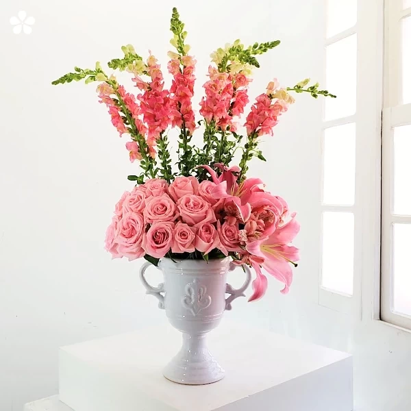 Abrazo eterno - rosas pastel y perritos en florero