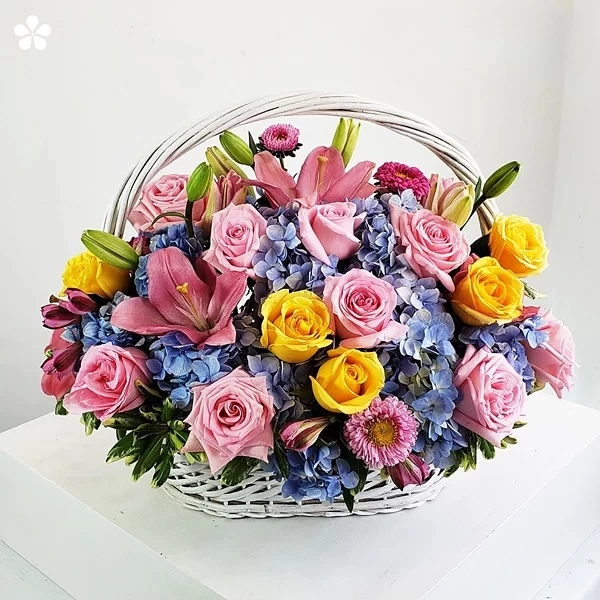 Arcoiris floral - canasta con rosas,  lilis y hortensias