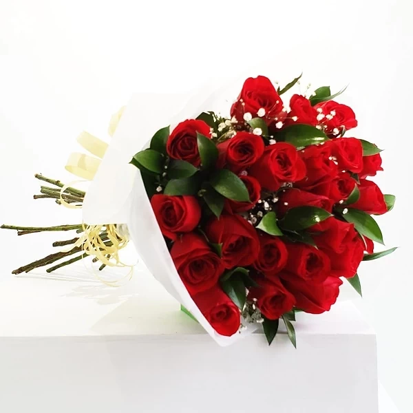 Rosas rojas en funda blanca