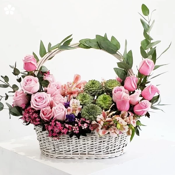 Canasta blanca de rosas y suculentas
