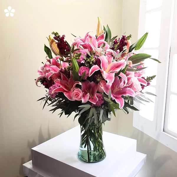 Lilis rosadas y perritos - arreglo en florero