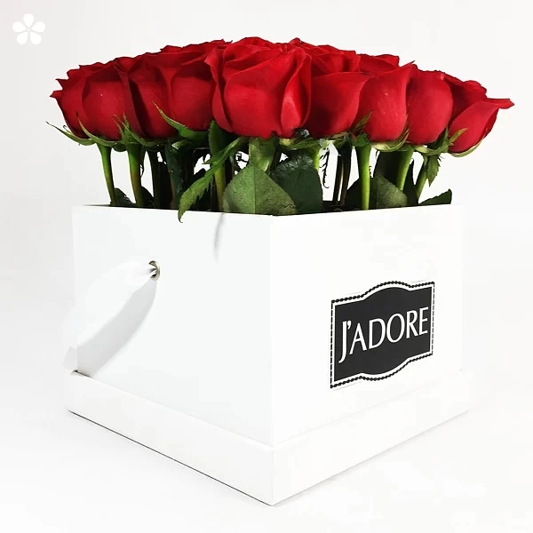 Estuche minimalista con rosas rojas