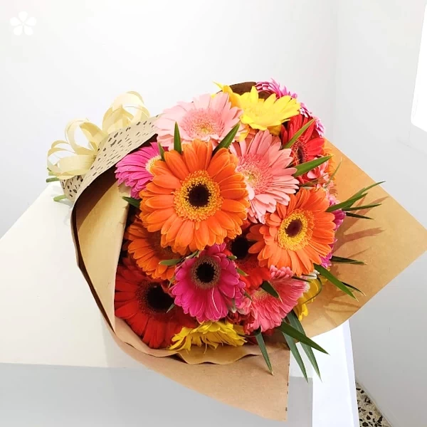 Ramo alegre de gerberas multicolor