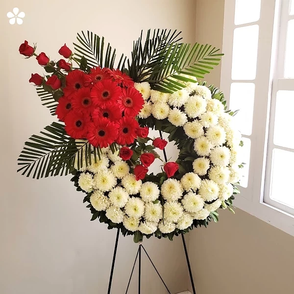 Corona blanco y rojo - crisantemos y rosas