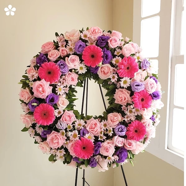 Corona rosada - rosas, lisiantus y gerberas