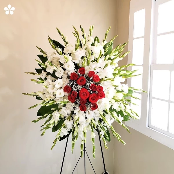 Medallón solemne - gladiolas y rosas rojas