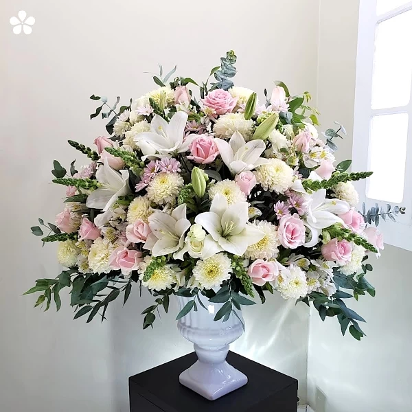 Copa blanca - lilis y rosas en jarrón elegante