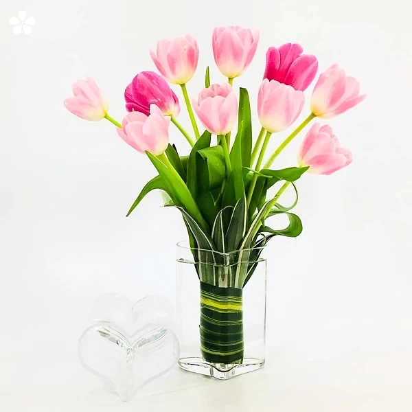 Tulipanes rosados en florero de corazón