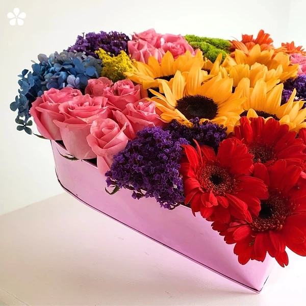 Corazón Primavera - rosas, girasoles y gerberas