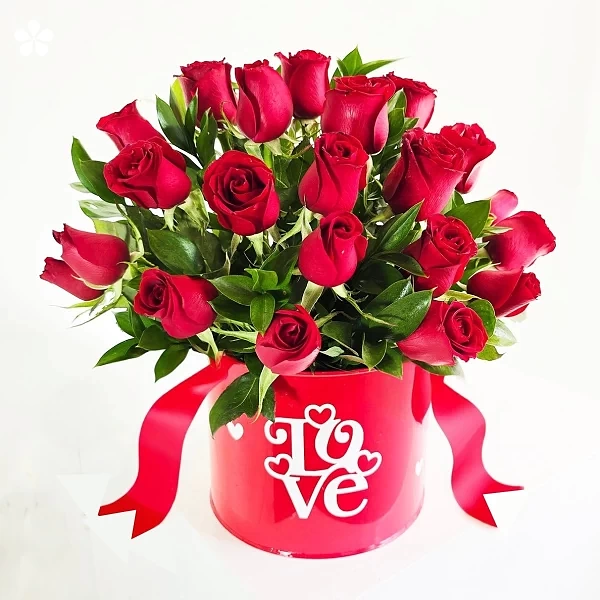Amor en rojo - 50 rosas en base LOVE cilíndrica