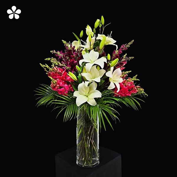 Brisa tropical - lilis blancas en florero cilíndrico