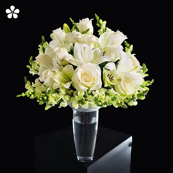 Blanca pureza - rosas y lilis en florero cristal