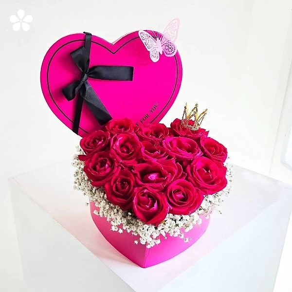 Corazón de reina - rosas fucsia con corona dorada