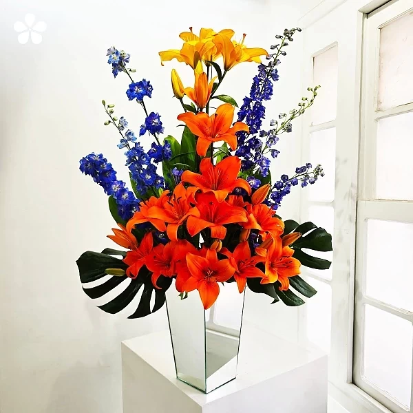 Energía tropical - lilis naranjas en base espejo