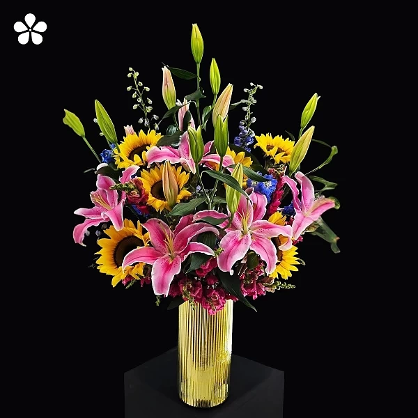 Sol de oriente - girasoles y lirios en florero dorado