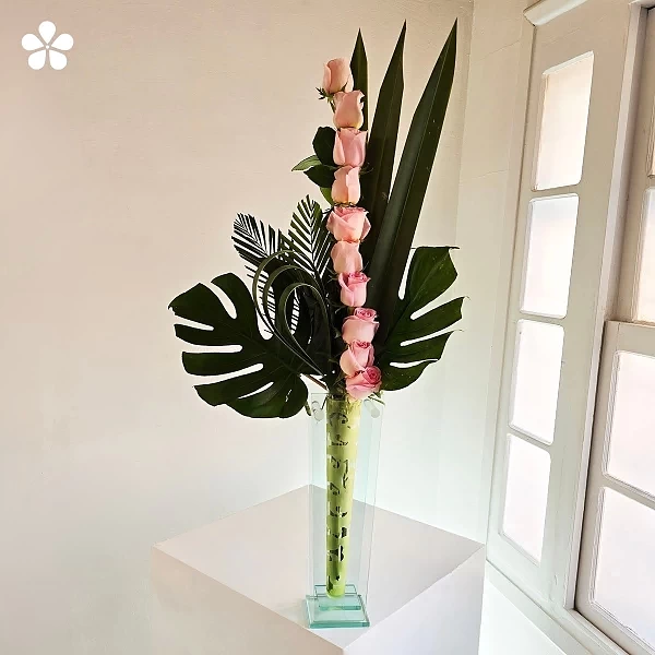Elegancia vertical - rosas pastel en florero transparente