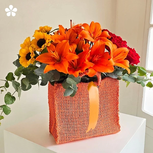 Radiante amanecer - girasoles y lilis en bolsa naranja