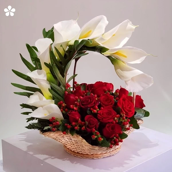 Canasta arco - alcatraces y rosas premium