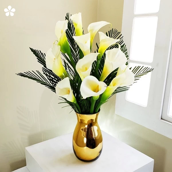 Dorado sutil - alcatraces en florero