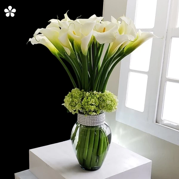 Armonía blanca - alcatraces y hortensias