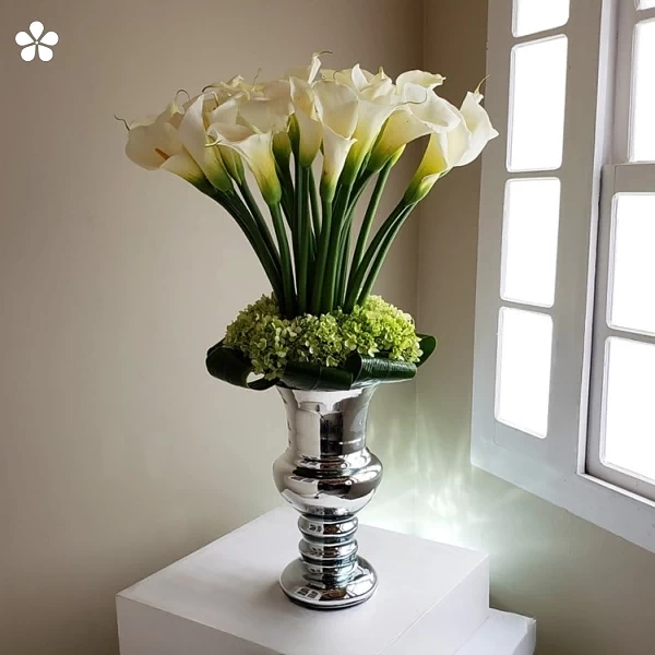 Florero cromado - alcatraces con hortensias