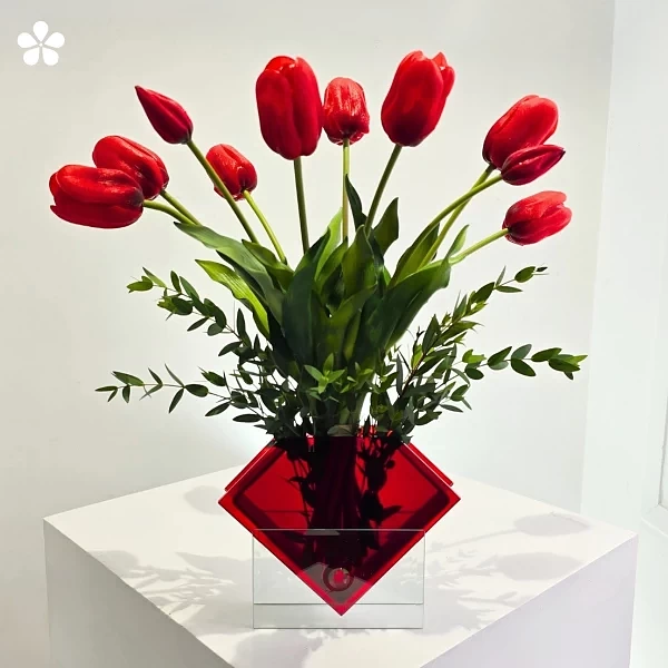 Florero rojo con tulipanes